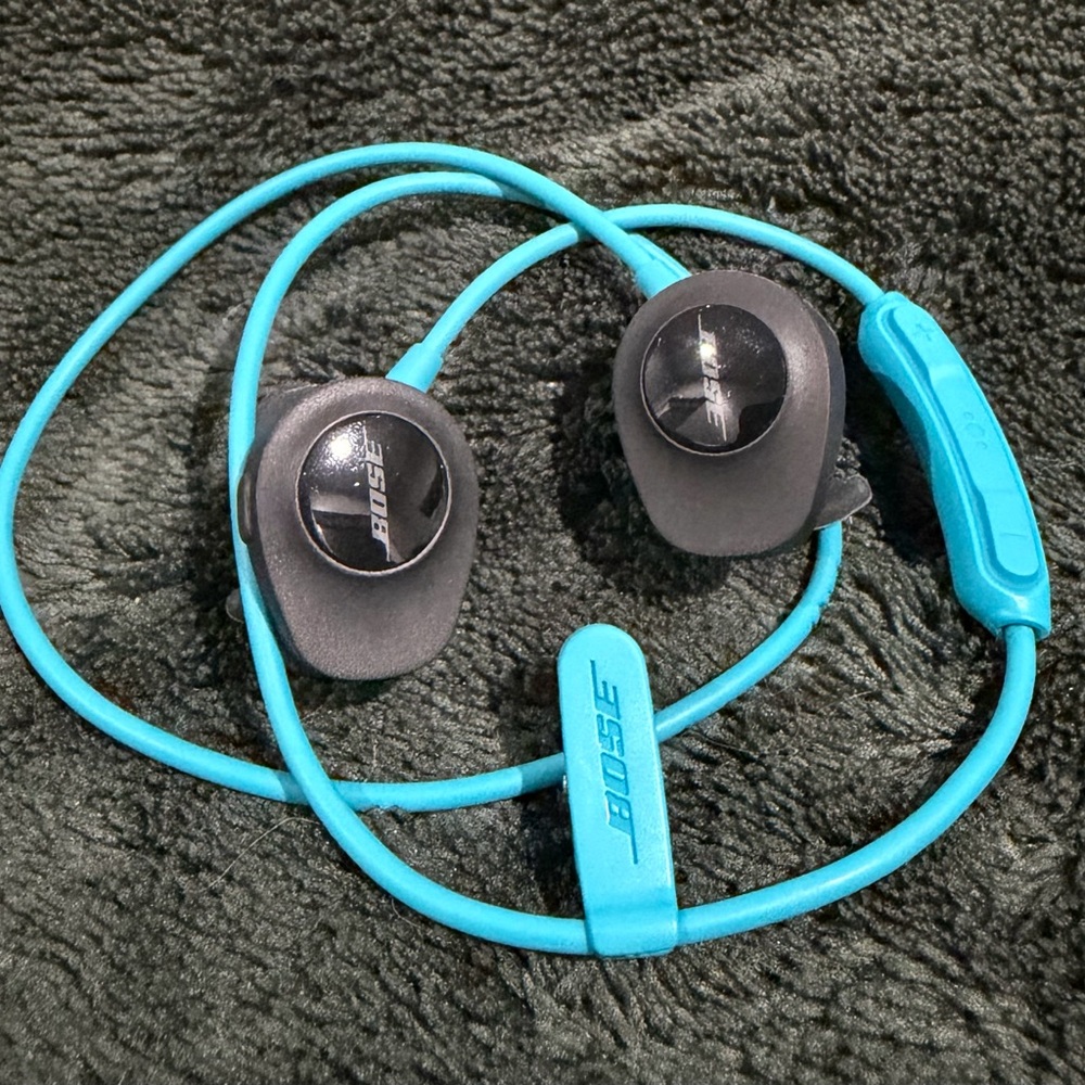 Bose Soundsport Earbuds with Charging case - Black and Aqua
